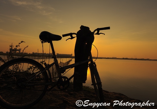 Bike under the sunset (1403)