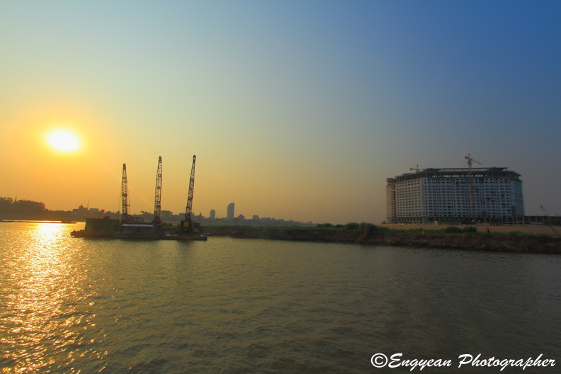 Sunset on the mekong river (4220).jpg