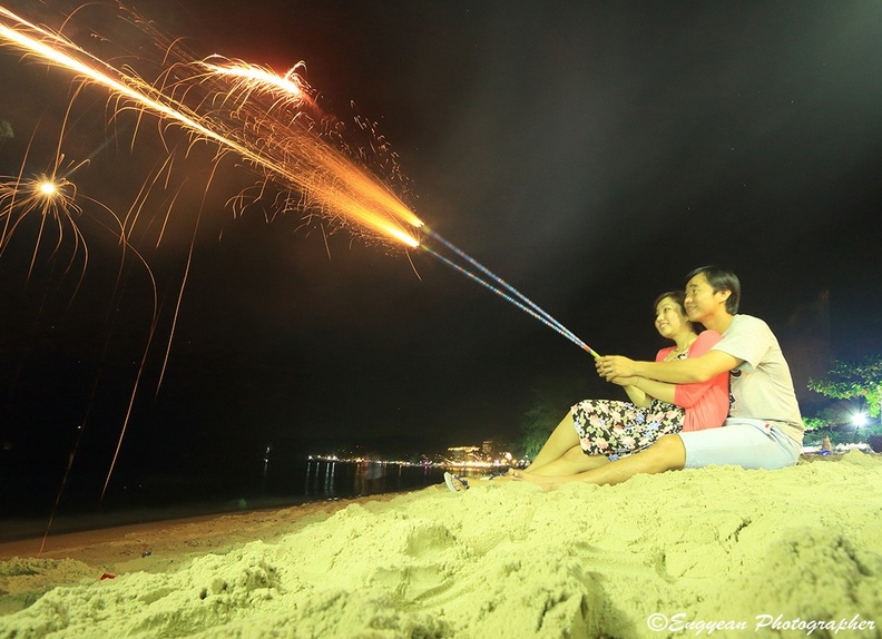 Firework on the beach (8651).jpg